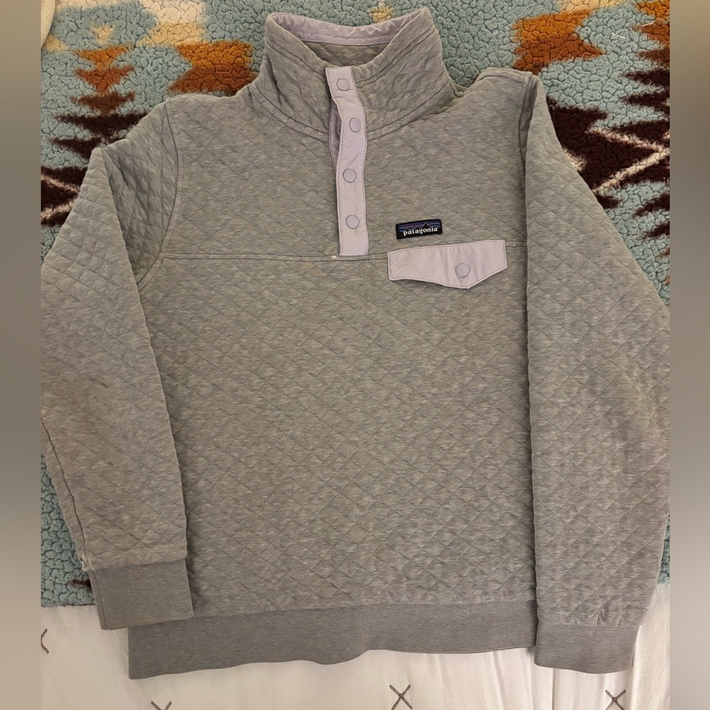 Grey and purple quilted Patagonia sweatershirt.